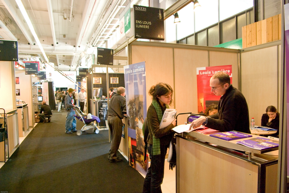Stands de l'école et AEVLL en parallèle sur le SATIS 2007