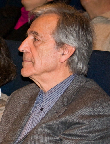 06. Costa Gavras fort attentif aux presentations qui lui sont faites