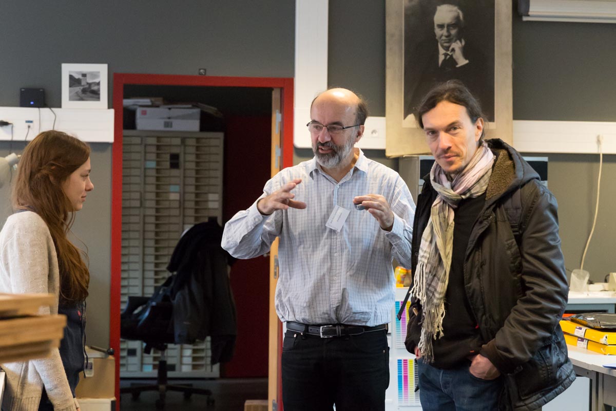 Jean-Paul Ganfolfo (P 77) explique le fonctionnement de son laboratoire photographique