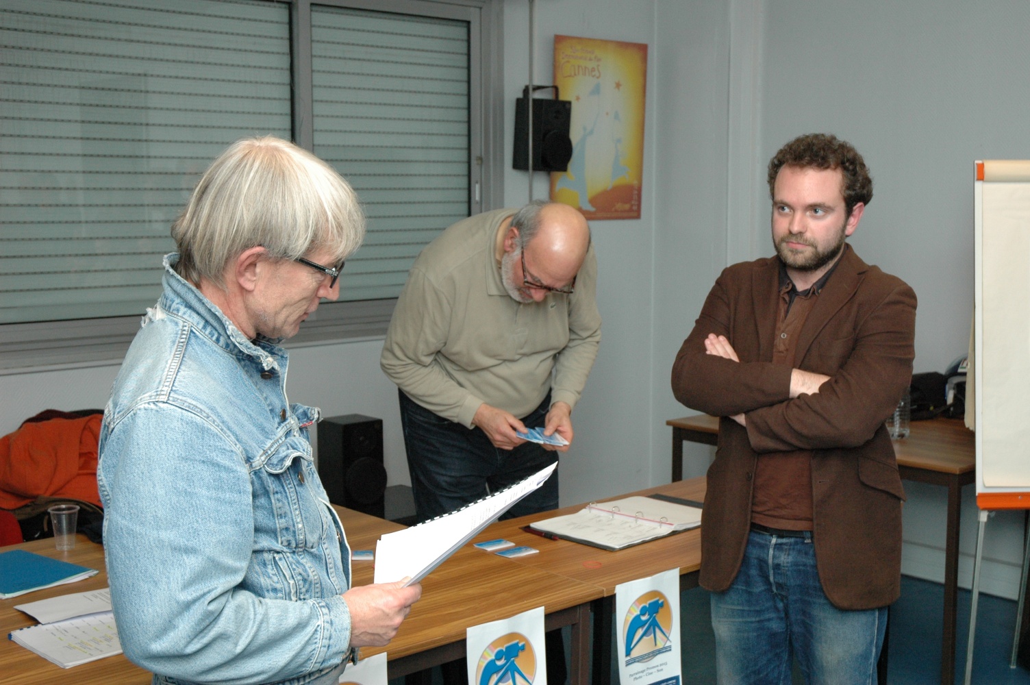 Eric Dumage (Cine 76) chargé aussi du parrainage Cine présente à Pierrick Roland son parrain Antoine Monod (Cine 97)