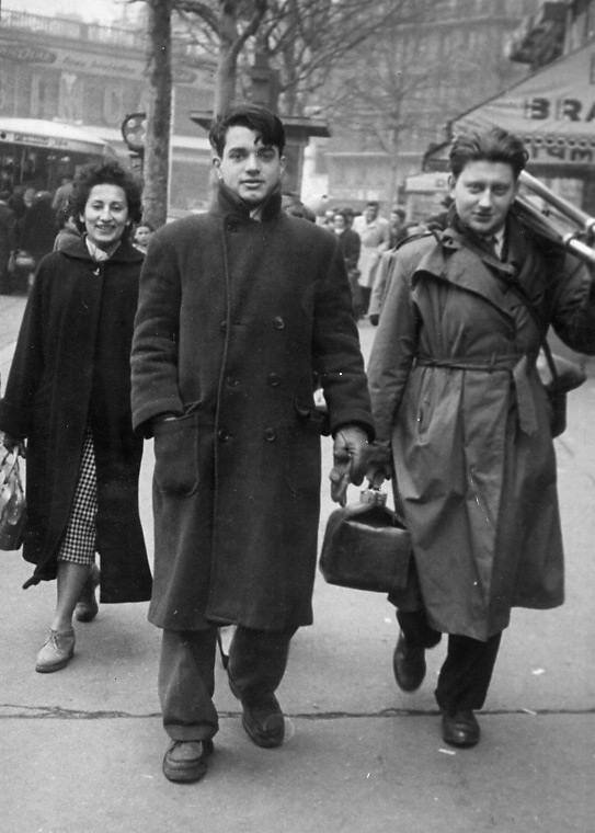 Charles Bitsch entouré de Parvanne Saberi et Jean Lavie pendant leur scolarité à "Vaugirard" - Collection Pierre Lhomme