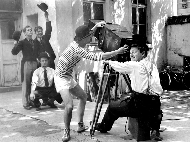 De g. à d. : Charles Bitsch, Roland Delcour, Yann Le Masso, accroupi, Pierre Lhomme et Jean Lavie dans la cour de "Vaugirard", en 1953