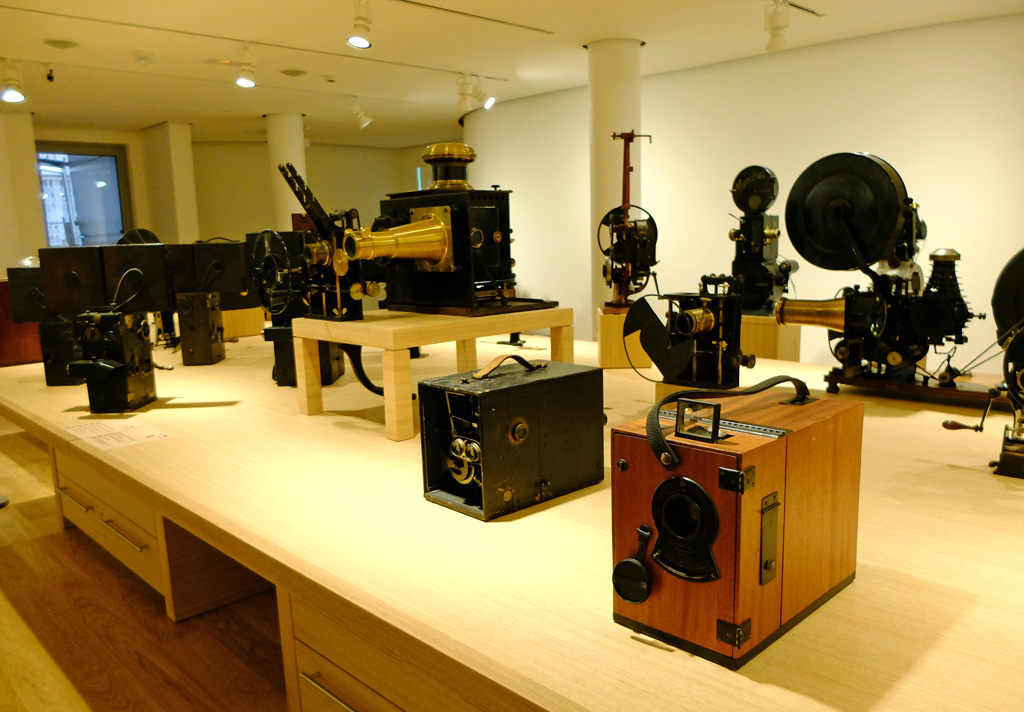 Caméra de reportage Pathé (1921) et, à g., caméra professionnelle portative Pathé (1913) - Photo JNF