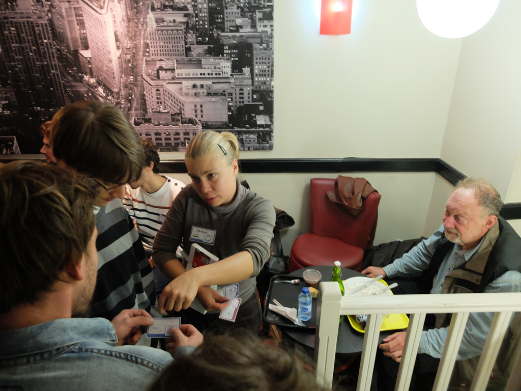 Hélène Burckel (Son 2004) distribue les badges