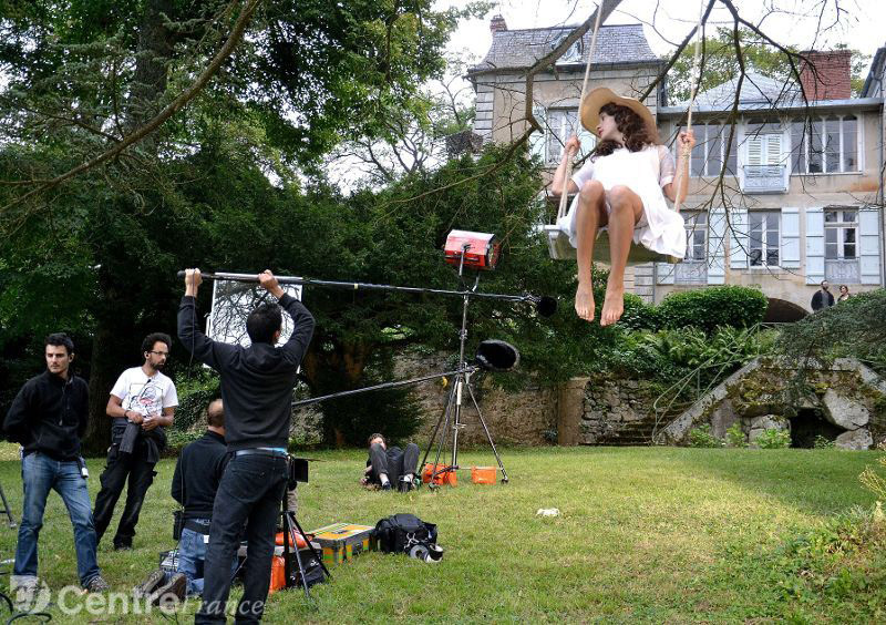 Sur le tournage, à Saint-Martin-du-Puy, de "Garçonne"