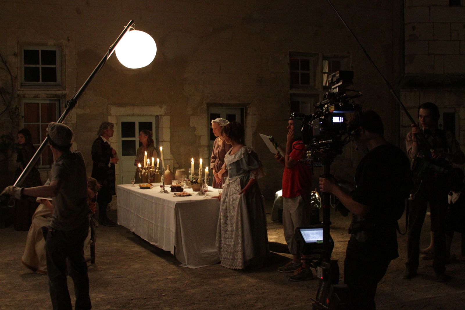 Actrices Zoé Métivier et Marie Barge ; à la perche lumière : Julien Hogert ; au steadicam Alexandre Viollaz ; au clap Tom Giffon et à la perche son Florent Castellani.