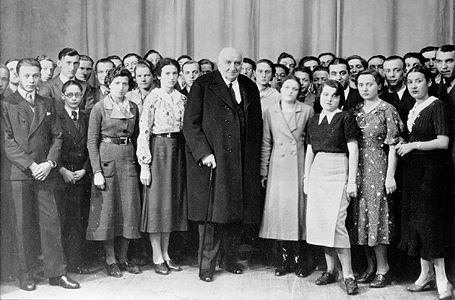 Louis Lumière en visite auprès de ses étudiants / Collection Armand Duminy